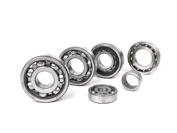 Moottorin laakerisarja, Vespa V50, V90, SS50, SS90, PV125, ET3 ja PK Moottorin laakerisarja, Vespa V50, V90, SS50, SS90, PV125, ET3 ja PK. Laadukas laakerisarja pikkurunkoiseen Vespaan, koottu tunnetuista laakerimerkeistä, kuten SKF, FAG ja INA. Katso tarkempi sopivuus ja laakerien koot alareunan välilehdiltä. Moottorin laakerisarja, Vespa V50, V90, SS50, SS90, PV125, ET3 ja PK sarja