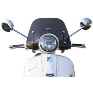 Tuulilasi Faco tummennettu, Vespa GTS ja GTS Super 125/300 (2023-) asennettuna, lasi asennettuna valkoiseen Vespaan edestä kuvattuna