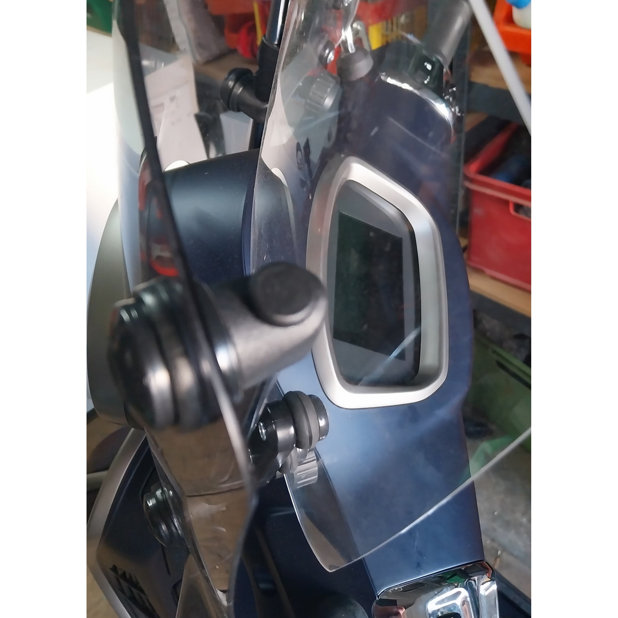 Tuulilasi Faco Twin Screen säädettävä, Vespa GTS 125-310 (2023-) <p>Facon säädettävä Twin Screen -tuulilasi Vespa GTS 125–310 -malleihin (2023-, Keyless). Korkeus 410 mm, leveys 570 mm, sävytetty. Sisältää asennustarvikkeet sekä lisälasin (220 × 365 mm), jonka korkeutta voi säätää. Sopii malleihin: Vespa GTS 125 Basic / Super Tech Keyless IGET ABS (ZAPMD3202, ZAPMD3203) sekä Vespa GTS 300 Super / Super Sport Keyless HPE ABS (ZAPMD3103). <strong>Tarkista aina sopivuus oman skootterisi runkonumeron mukaan</strong> ennen tilaamista. Runkonumero löytyy rekisteriotteesta ja rungosta.</p> Tuulilasi Faco Twin Screen säädettävä, Vespa GTS 125-310 (2023-) kiinnitys ja mittaristo, tuulilasin kiinnitys ja mittaristo