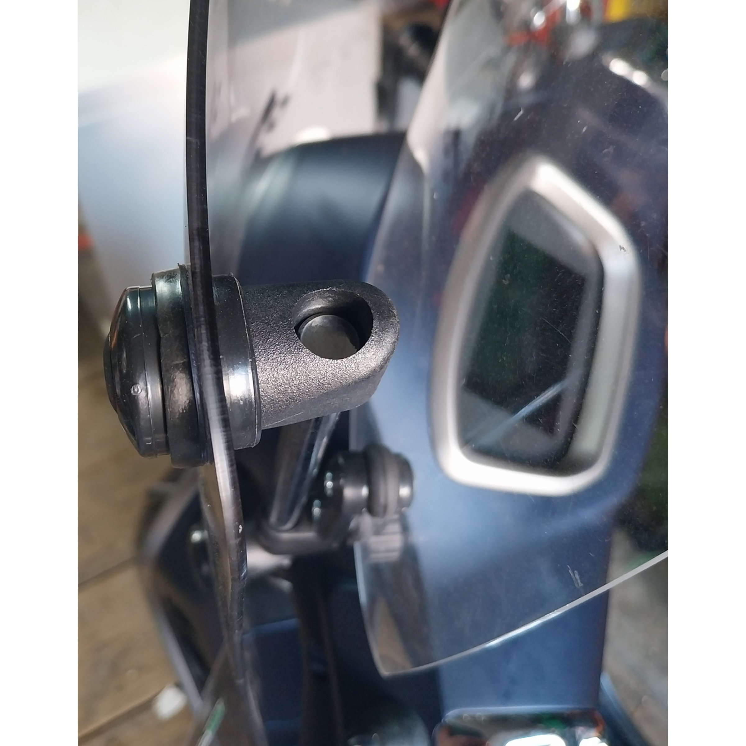 Tuulilasi Faco Twin Screen säädettävä, Vespa GTS 125-310 (2023-) <p>Facon säädettävä Twin Screen -tuulilasi Vespa GTS 125–310 -malleihin (2023-, Keyless). Korkeus 410 mm, leveys 570 mm, sävytetty. Sisältää asennustarvikkeet sekä lisälasin (220 × 365 mm), jonka korkeutta voi säätää. Sopii malleihin: Vespa GTS 125 Basic / Super Tech Keyless IGET ABS (ZAPMD3202, ZAPMD3203) sekä Vespa GTS 300 Super / Super Sport Keyless HPE ABS (ZAPMD3103). <strong>Tarkista aina sopivuus oman skootterisi runkonumeron mukaan</strong> ennen tilaamista. Runkonumero löytyy rekisteriotteesta ja rungosta.</p> Tuulilasi Faco Twin Screen säädettävä, Vespa GTS 125-310 (2023-) kiinnitysnuppi mittariston vieressä, kiinnitysnuppi mittariston vieressä