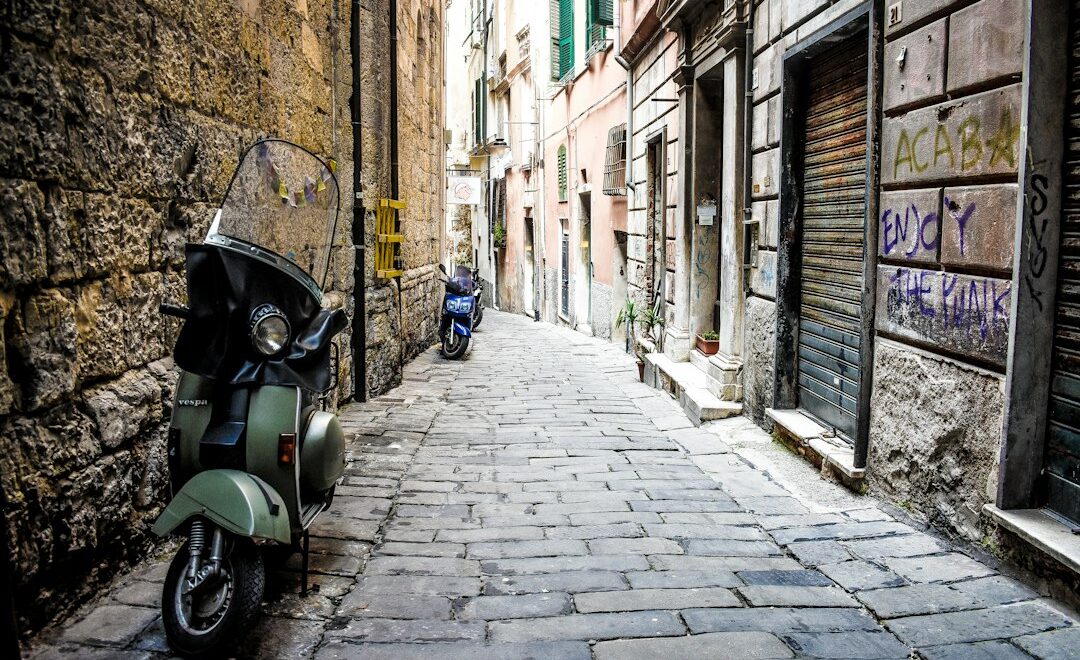 Mistä ostaa skootterin ja Vespan varaosia Suomesta? Opas osan valintaan ja tilaamiseen Klassinen Vespa-skootteri kapealla kujalla Genovassa